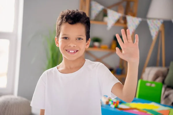 Фото Дружнього Збудженого Маленького Хлопчика Одягнена Біла Футболка Посміхається Махаючи — стокове фото