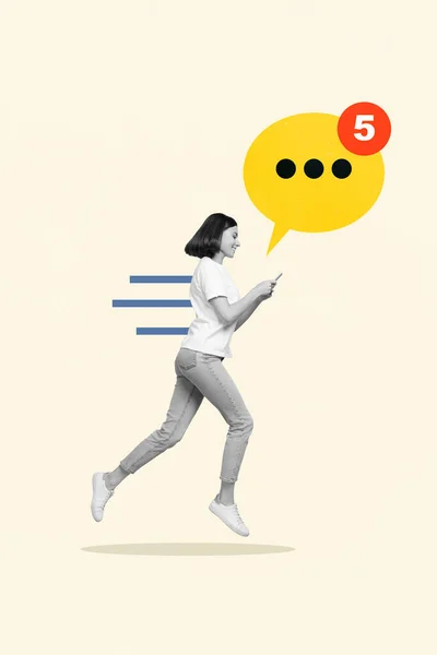 图片拼贴时髦兴奋的女孩步行打字Sms聊天现代小玩意浏览博客孤立在白漆的背景下 — 图库照片