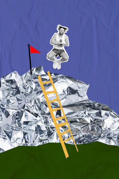 垂直コラージュイメージのミニ黒白効果男登る山トップターゲットフラグホールドトロフィーカップジャンプ孤立した創造的な背景 — ストック写真