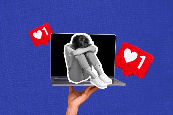 手持式上网本展示的创意拼贴坐在迷你不满意的绝望女孩身上 就像蓝色背景的通知 — 图库照片