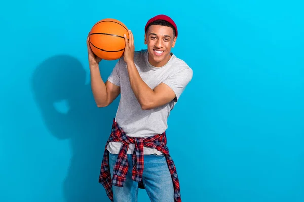 Fotografie Sladké Vzrušený Chlap Oblečený Šedé Tričko Chytání Rostoucí Basketbal — Stock fotografie