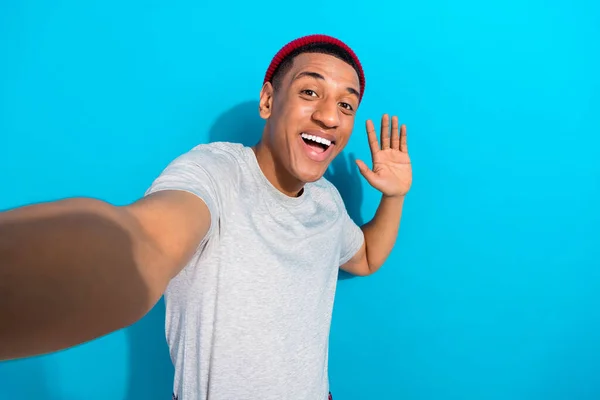 Foto Homem Animado Funky Usar Cinza Shirt Tacking Selfie Acenando — Fotografia de Stock