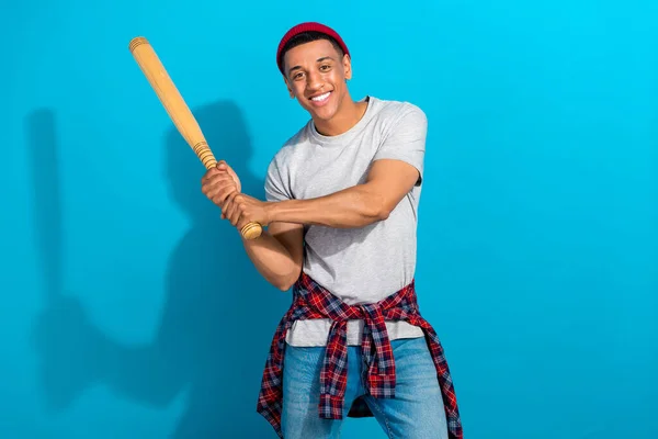 写真の正良い気分男服グレーTシャツ遊び野球隔離された青の色の背景 — ストック写真