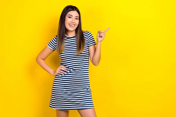 魅力的なアジアの美しさの女の子の写真広告バナーポスターを表示する方法を示すトレンディーな短いSarafan隔離された黄色の背景を着用 — ストック写真