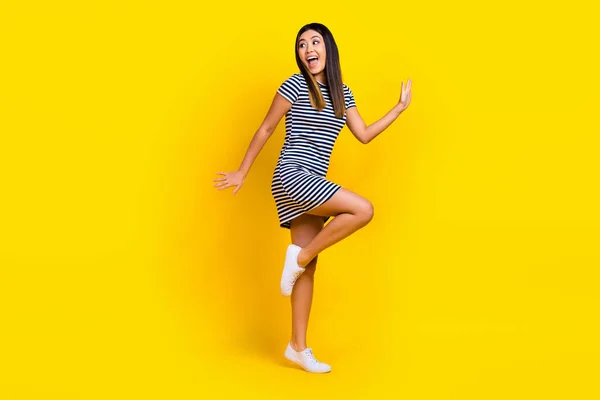 Çılgın Pozitiflerin Fotoğrafı Şık Kıyafetler Giy Kutlama Kutlaması Yap Sarı — Stok fotoğraf