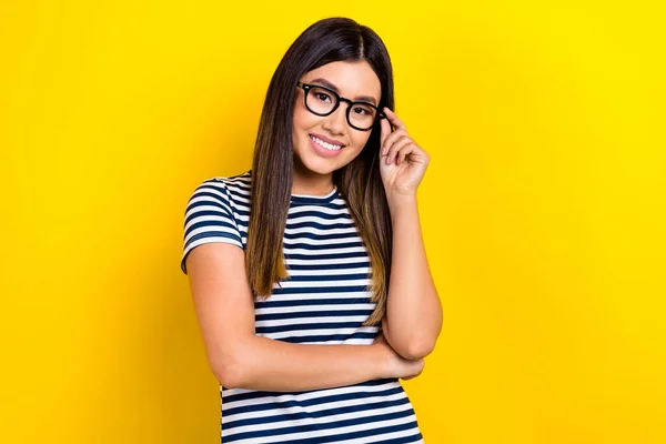 Foto Inteligente Senhora Usar Vestido Listrado Sorrindo Óculos Braço Isolado — Fotografia de Stock