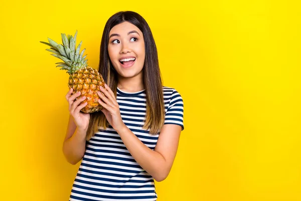 Fotografie Docela Vzrušená Žena Oblečená Pruhované Tričko Drží Zralé Ananas — Stock fotografie