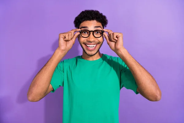 Portrét Ohromený Veselý Muž Paže Dotek Brýle Zubaté Úsměv Izolované — Stock fotografie