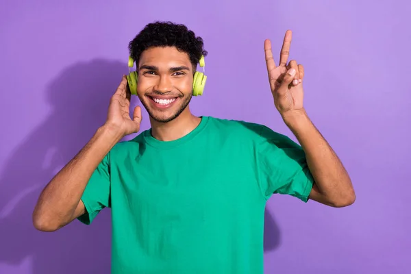 Neşeli Havalı Adamın Yeşil Tişörtlü Fotoğrafı Şarkıların Tadını Çıkarıyor Kulaklıklar — Stok fotoğraf