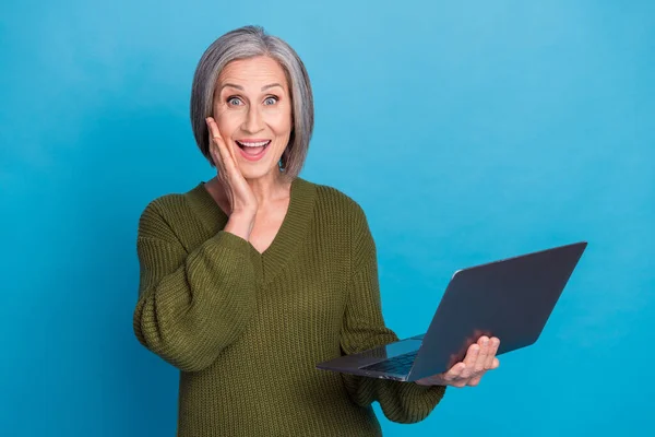 Portrait Funny Impressed Astonished Woman Hold Laptop Palm Cheekbone Astonished — Stock Photo, Image