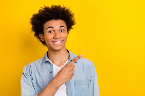 Heyecanlı Neşeli Bir Gencin Fotoğrafı Kot Gömlek Giyip Boş Bir — Stok fotoğraf