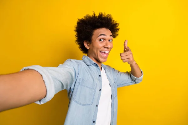 Foto Hombre Excitado Positivo Usar Jeans Camisa Viraje Selfie Mostrando —  Fotos de Stock
