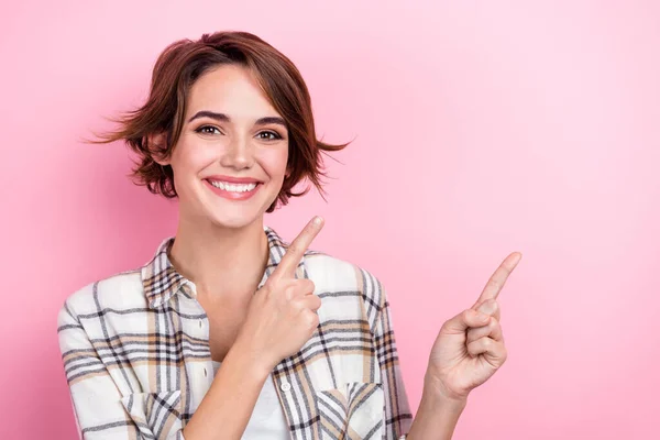 年轻快乐的商人女企业家用手指指尖空空的空间模仿用粉色背景隔开的广告牌店的照片 — 图库照片
