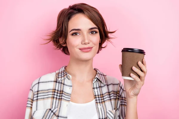 照片上可爱快乐的女士穿着格子夹克 笑着享受着咖啡 去孤立的粉色背景 — 图库照片