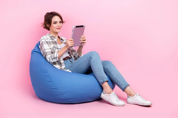 Retrato Comprimento Total Pessoa Encantadora Positiva Sentar Confortável Usar Tablet — Fotografia de Stock