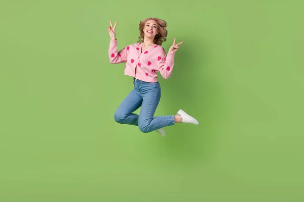 Полная Длина Кадр Женщины Прыгать Весело Показывая Двойной Знак Наслаждаться — стоковое фото