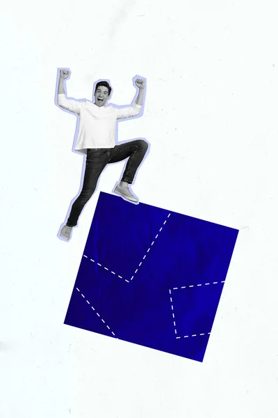 年轻有趣的获奖者的垂直拼图令人敬畏的疯狂挑战成员拼图做了蓝色几何立方体孤立的灰色背景 — 图库照片
