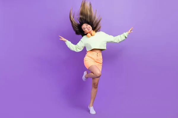 楽観的な素敵な楽しい女の子の肖像画は スタイリッシュなプルオーバースカートは 紫色の背景に孤立翼のような腕を保持飛んで着用 — ストック写真