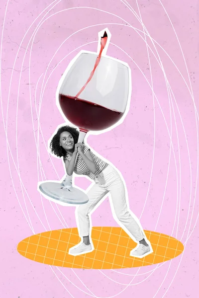 面白いです若いです女の子の垂直創造的な写真のコラージュは ピンクに描かれた背景に隔離されたワイングラスアルコール残りのバーテンダーチルパーティーを運ぶ — ストック写真