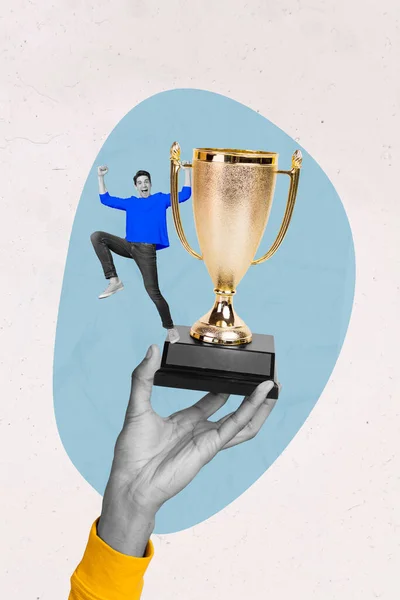 Вертикальний Творчий Фотоколаж Задоволеного Екстатичного Чоловіка Виграє Кубок Посідає Перше — стокове фото