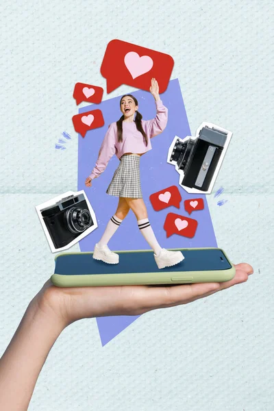 Pionowy Kolaż Ramienia Trzymać Smartfon Wyświetlacz Zabawny Mini Walking Girl — Zdjęcie stockowe