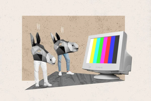 两头驴在一起观看五彩斑斓的图像监视器 他们的拼凑在一起 没有任何联系 在米色背景下孤立的宣传叙事也没有任何联系 — 图库照片