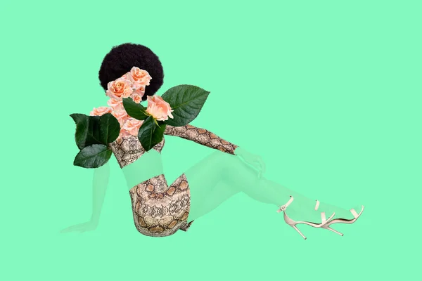 目に見えない女性の垂直創造的な写真のコラージュは 代わりに緑色の背景に隔離された頭の上にスニークスキンの服のバラを着用座る — ストック写真
