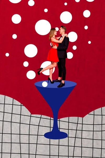 2人のミニエレガントなパートナーの垂直コラージュイメージは 描かれた赤の背景に隔離された大きなアルコールガラスのダンスを受け入れる — ストック写真