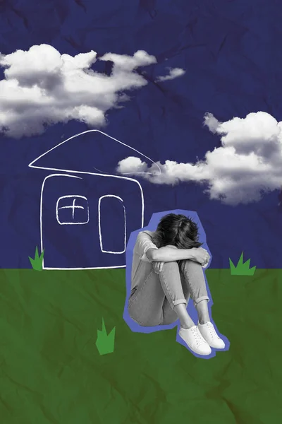 黑白色效果不满意女孩坐在草地上的垂直拼贴图片 在纸的背景上孤零零地望着天空 — 图库照片