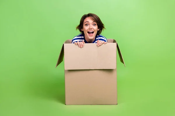 Kutuyu Açan Kutunun Içindeki Genç Funky Kızın Tam Boy Fotoğrafı — Stok fotoğraf