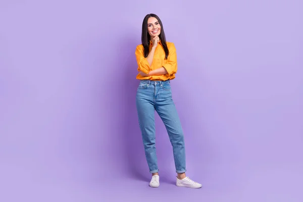 フルサイズの写真の良い気分いい楽観的な女性服オーバーサイズシャツ指で顎笑顔孤立上の紫色の背景 — ストック写真