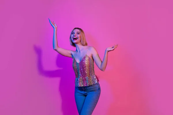 Kaygısız Kadının Fotoğrafı Kaldırın Dans Edin Pop Müzik Yapın Şenlik — Stok fotoğraf