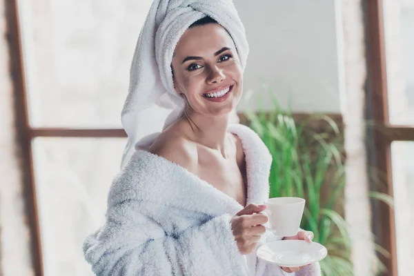 性感女士头戴头巾浴衣的画像 在淋浴后享受清晨咖啡瓷杯 在室内准备一天 — 图库照片