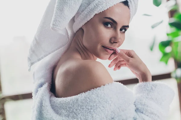 华丽女士头戴头巾 蓬松浴衣 敞着肩膀在室内洗澡后做晨礼的画像 — 图库照片