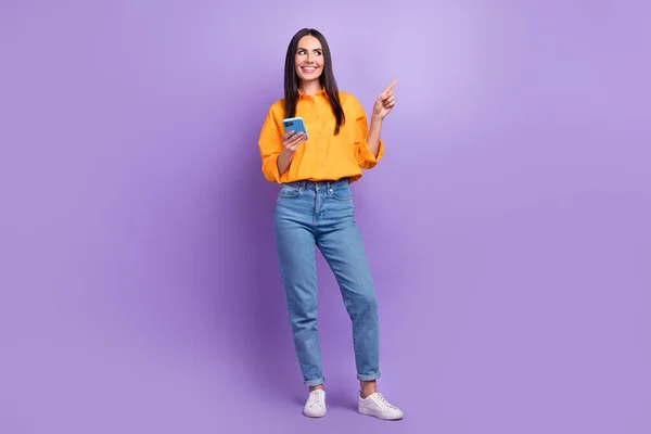 快適な正の女性のフルサイズ写真オーバーサイズシャツホールドスマートフォン演出空のスペースに隔離された紫色の背景 — ストック写真