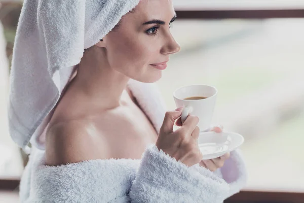 在舒适的家庭澡堂里 梦幻般的女士洗头后喝着香浓的咖啡计划日的照片 — 图库照片