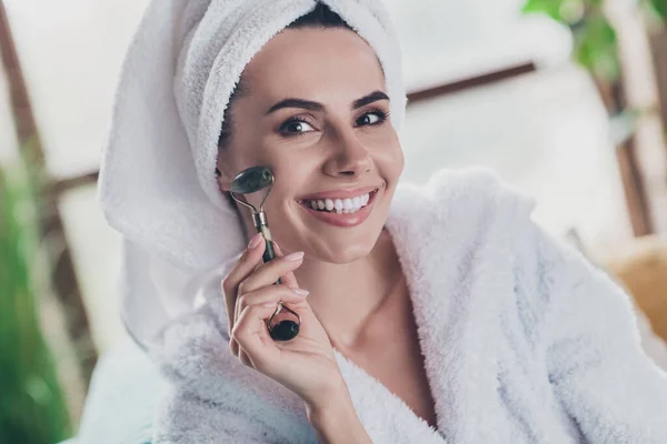 Banyodan Çıktıktan Sonra Sevimli Bir Bayanın Yakın Plan Fotoğrafı Beyaz — Stok fotoğraf
