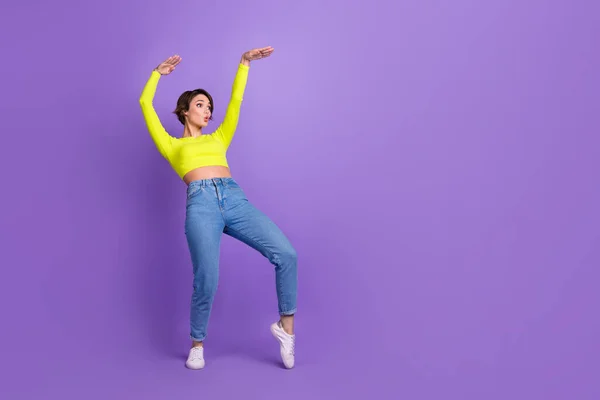 フルサイズポートレートの興奮かわいいです女の子ダンス手作る動き空のスペース広告孤立した上の紫の色の背景 — ストック写真
