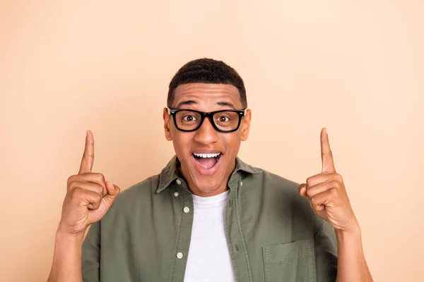 Portrét Ohromený Muž Nosit Brýle Stylové Tričko Indikující Zírání Neuvěřitelný — Stock fotografie