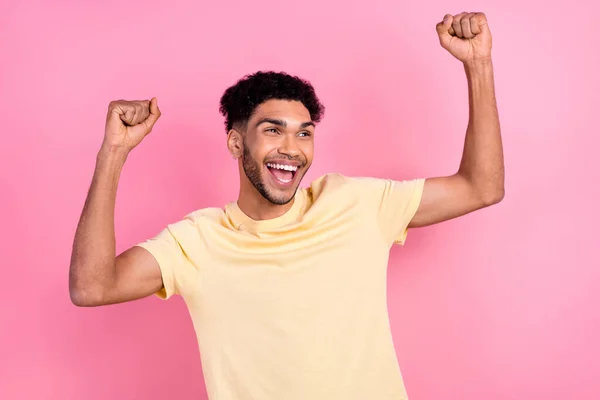 Photo Overjoyed Stunned Multinational Man Rejoice Happiness Achievement Wear Shirt — Stock Photo, Image