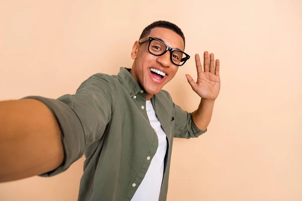 Portret Wesoły Pozytywny Człowiek Nosić Stylowe Okulary Koszuli Selfie Machając — Zdjęcie stockowe