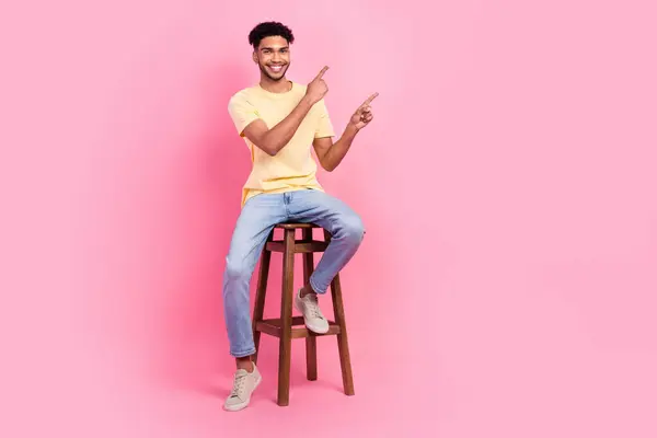 Foto Tamanho Completo Homem Alegre Usar Jeans Camiseta Amarela Sentar — Fotografia de Stock