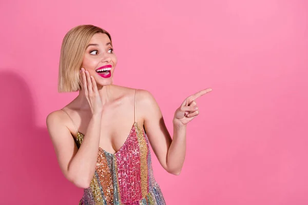 驚きの若い魅力的な女性のポイント指空のスペースタッチ頬骨招待パーティーお祝いピンクの色の背景に隔離された — ストック写真