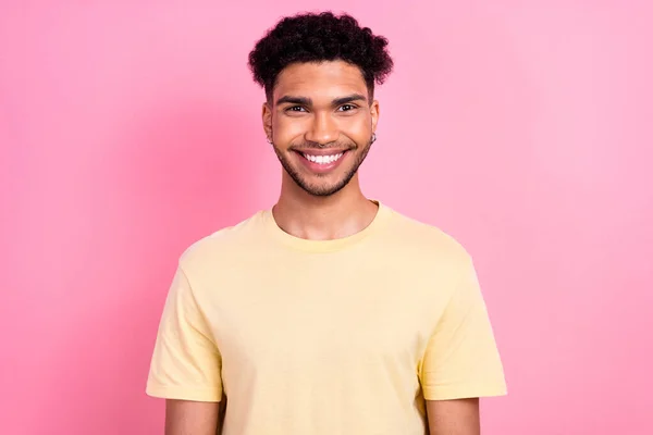 Photo Satisfied Optimistic Funky Guy Afro Hairstyle Dressed Yellow Shirt — Stock Photo, Image