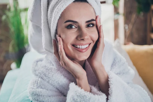 シャワー後の若い女性の家の閉鎖写真バスローブの髪ターバンは クリーム頬の顔を育成適用します — ストック写真