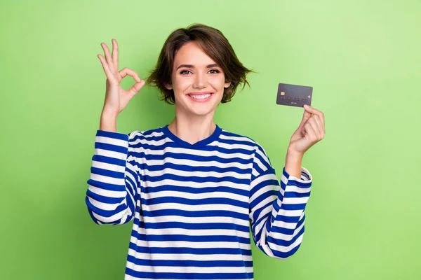 Retrato Mulher Positiva Otimista Usar Listrado Sweatshirt Mãos Hold Card — Fotografia de Stock