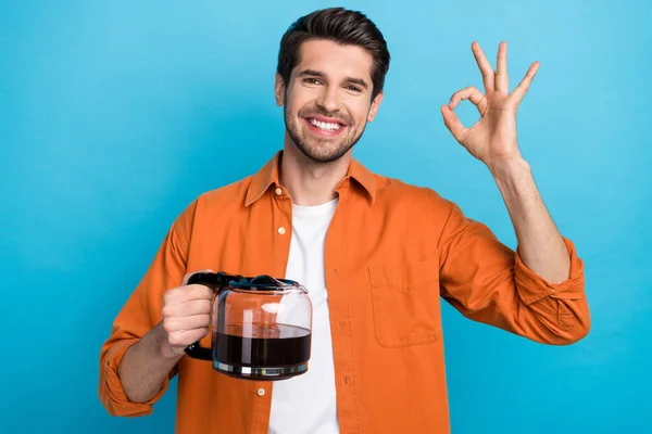 魅力的な陽気な男の写真歯の笑顔の手を保持コーヒーポットは 青の色の背景に隔離されたキーシンボルを実証 — ストック写真
