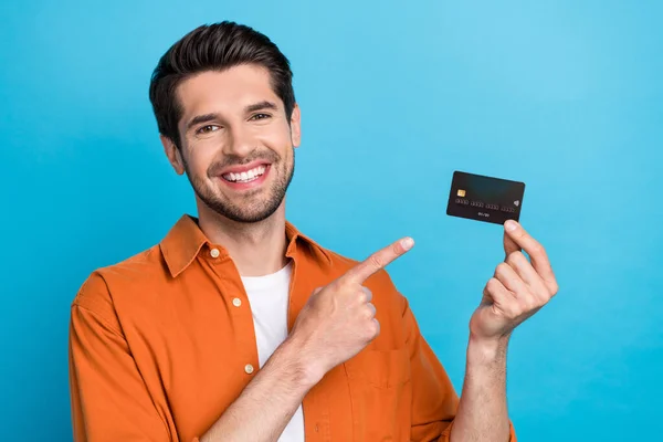 Photo Handsome Cheerful Guy Beaming Smile Direct Finger Arm Hold — Stock Photo, Image