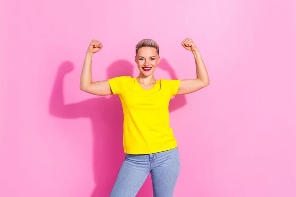 Retrato Menina Bonita Sorriso Braços Mostrando Flexão Músculo Bíceps Isolado — Fotografia de Stock