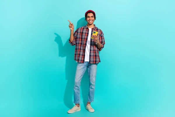 Retrato Cuerpo Completo Persona Positiva Guapo Mantenga Teléfono Inteligente Dedo —  Fotos de Stock